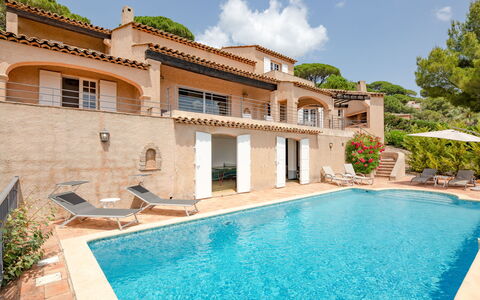 Villa la Sianne: Agua, Planta, Edificio, Propiedad, Cielo, Nube, Azur, Ventana, Piscina, Árbol