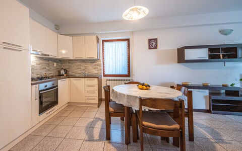 Opatija Ičići 106: Mesa, Mueble, Gabinetes, Mostrador, Madera, Silla, Ventana, Cocina, Diseño De Interiores, Piso