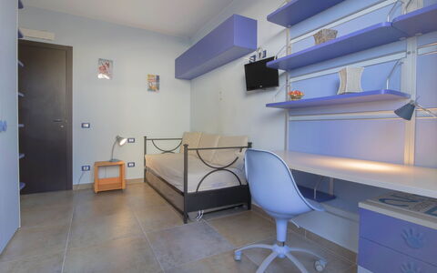 Serra: Habitación, Propiedad, Mueble, Edificio, Diseño De Interiores, Suelo, Púrpura, Pared, Techo