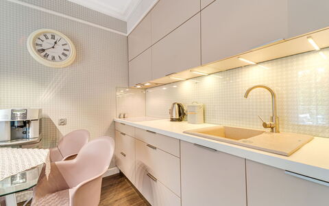 Willa Maria: Gabinetes, Propiedad, Mostrador, Mueble, Grifo, Lavabo, Blanco, Cocina, Madera, Arreglo De Tubería