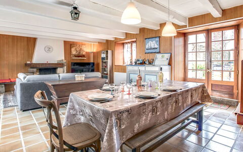 Les Figuiers: Propiedad, Habitación, Mueble, Edificio, Mostrador, Cocina, Diseño De Interiores, Casa, Bienes Raíces, Suelo