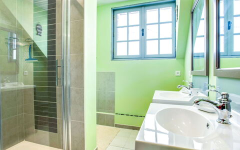 Les Figuiers: Baño, Propiedad, Habitación, Verde, Loseta, Diseño De Interiores, Edificio, Bienes Raíces, Arquitectura, Casa