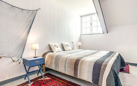 Les Figuiers: Habitación, Cama, Mueble, Habitación, Sábana, Lecho, Propiedad, Marco De La Cama, Diseño De Interiores, Suite