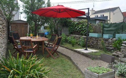 Les Figuiers: Paraguas, Patio Interior, Propiedad, Yarda, Jardín, Patio, Paisajismo, Hierba, Césped, Techo