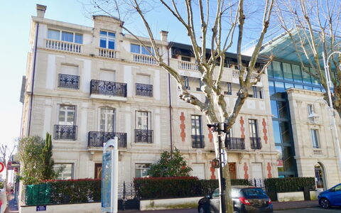 Villa Symphonie: Árbol, Propiedad, Edificio, Barrio, Barrio Residencial, By, Arquitectura, Punto De Referencia, Casa, Fachada