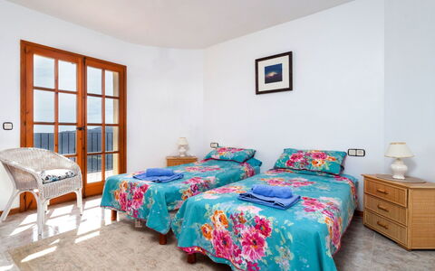 Lausanne: Habitación, Mueble, Cama, Sábana, Habitación, Propiedad, Lecho, Marco De La Cama, Diseño De Interiores, Turquesa