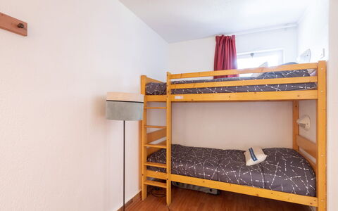 Saint-Raphaël 276: Mueble, Cama, Habitación, Litera, Propiedad, Hostal, Habitación, Dormitorio, Edificio, Escritorio