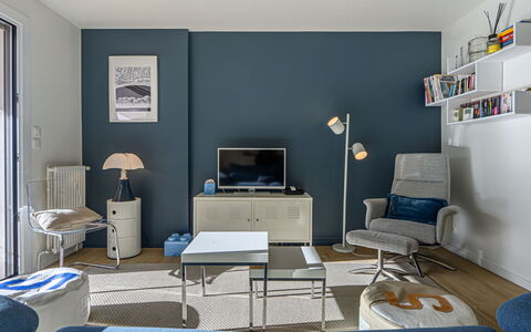 Carnac 100: Mueble, Diseño De Interiores, Piso, Suelo, Silla, Encendiendo, Habitación, Sala, Techo, Marco