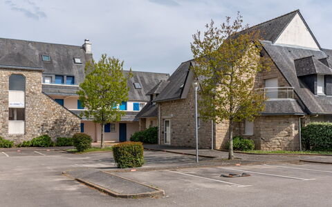 Carnac 100: Planta, Cielo, Nube, Ventana, Edificio, Superficie De La Carretera, Árbol, El Terreno Del Lote, Casa, Asfalto