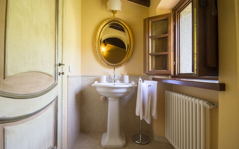 Villa Il Sasso: Propiedad, Habitación, Baño, Baño, Arreglo De Tubería, Diseño De Interiores, Arquitectura, Bienes Raíces, Edificio, Accesorio De Baño