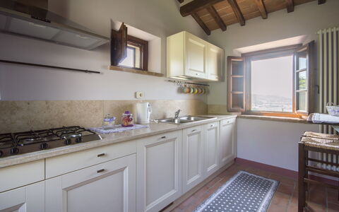 Villa Il Sasso: Propiedad, Habitación, Mueble, Mostrador, Edificio, Cocina, Gabinetes, Diseño De Interiores, Casa, Suelo