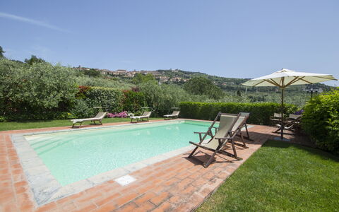 Villa Il Sasso: Propiedad, Piscina, Bienes Raíces, Patio Interior, Casa, Edificio, Recurso, Vacaciones, Inmuebles, Hierba