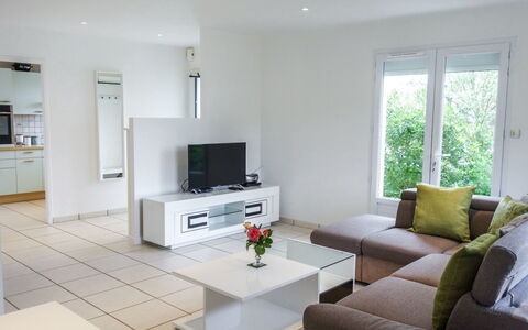 Villa Languedoc: Sala, Habitación, Mueble, Propiedad, Diseño De Interiores, Edificio, Mesa De Café, Casa, Mesa, Casa