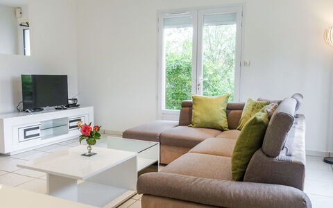 Villa Languedoc: Sala, Mueble, Habitación, Propiedad, Diseño De Interiores, Mesa De Café, Sofá, Mesa, Casa, Edificio