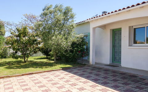 Villa Languedoc: Propiedad, Casa, Casa, Bienes Raíces, Edificio, Barrio Residencial, Árbol, El Terreno Del Lote, Inmuebles, Hierba