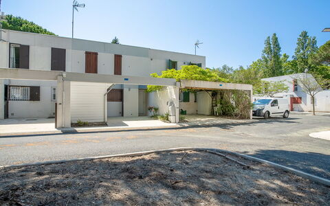 Villas Plein Soleil 1: Mueble, Edificio, Mesa, Planta, Silla, Planta De Casa, Sombra, Naranja, Diseño De Interiores, Piso