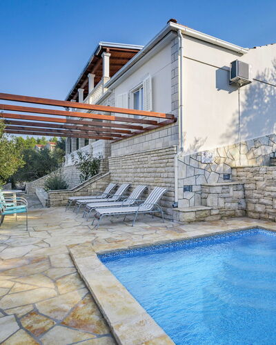 Borovina: Agua, Cielo, Edificio, Planta, Propiedad, Piscina, Azur, Ventana, Silla, Casa