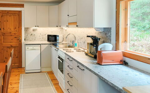 Mäntyniemi: Cocina, Aparato De Cocina, Mostrador, Electrodoméstico, Gabinetes, Diseño De Interiores, Madera, Piso, Fregadero, Mueble