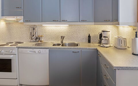Ruka Snow and Sun 4: Cocina, Aparato De Cocina, Mostrador, Electrodoméstico, Gabinetes, Fregadero, Diseño De Interiores, Electrodoméstico, Lavabo, Arreglo De Tubería