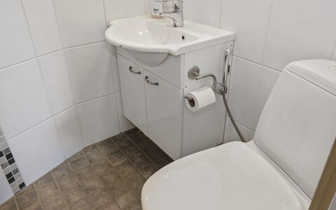 Ruka Snow and Sun 4: Baño, Arreglo De Tubería, Lavabo Del Baño, Asiento Del Baño, Lavabo, Baño, Piso, Blanco, Suelo, Grifo