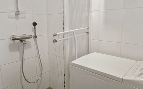 Ruka Snow and Sun 4: Piso, Arreglo De Tubería, Suelo, Diseño De Interiores, Baño, Ducha, Plomería, Alcachofa De La Ducha, Loseta, Grifo