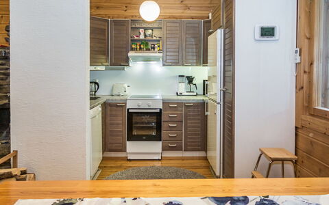 Purnukylä 6: Cocina, Diseño De Interiores, Aparato De Cocina, Electrodoméstico, Mostrador, Piso, Mueble, Madera, Techo, Suelo