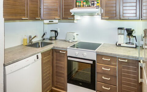 Purnukylä 6: Cocina, Gabinetes, Mostrador, Aparato De Cocina, Electrodoméstico, Madera, Piso, Mueble, Diseño De Interiores, Fregadero