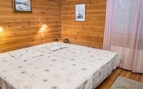 Purnukylä 6: Madera, Diseño De Interiores, Cama, Suelo, Habitación, Piso, Mueble, Techo, Habitación, Sábana