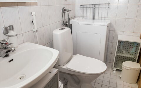 Purnukylä 6: Asiento Del Baño, Baño, Baño, Arreglo De Tubería, Lavabo Del Baño, Lavabo, Piso, Grifo, Plomería, Suelo