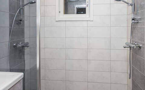 Purnukylä 6: Baño, Pared, Arreglo De Tubería, Piso, Suelo, Alcachofa De La Ducha, Ducha, Plomería, Loseta, Diseño De Interiores