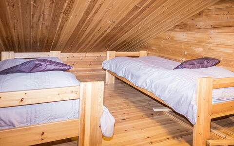Purnukylä 6: Madera, Habitación, Techo, Mueble, Cama, Suelo, Ático, Diseño De Interiores, Piso, Madera Dura