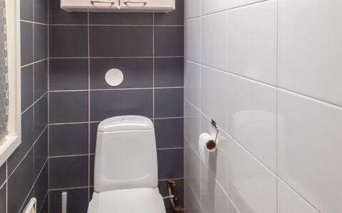 Kaukosaaren Ahonlaita: Asiento Del Baño, Baño, Baño, Pared, Piso, Arreglo De Tubería, Suelo, Blanco, Diseño De Interiores, Loseta