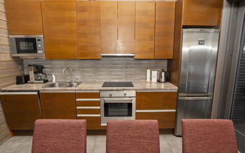 Rukanlilja: Mueble, Aparato De Cocina, Piso, Cocina, Madera, Gabinetes, Electrodoméstico, Mostrador, Suelo, Diseño De Interiores