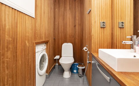Rukanlilja: Piso, Pared, Asiento Del Baño, Suelo, Madera, Arreglo De Tubería, Baño, Baño, Diseño De Interiores, Lavabo