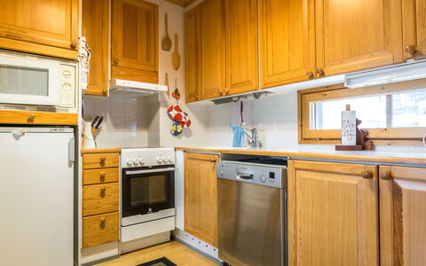 Palokärki: Cocina, Aparato De Cocina, Mostrador, Electrodoméstico, Gabinetes, Madera, Diseño De Interiores, Electrodoméstico, Piso, Alacena