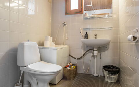 Palokärki: Asiento Del Baño, Baño, Arreglo De Tubería, Lavabo, Baño, Piso, Suelo, Lavabo Del Baño, Diseño De Interiores, Grifo