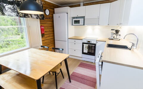 Pelkkaveska: Piso, Madera, Cocina, Suelo, Diseño De Interiores, Mueble, Suelos De Madera, Mostrador, Electrodoméstico, Habitación