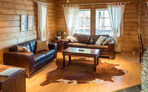 Pyryruka 1: Mueble, Diseño De Interiores, Piso, Sofá, Madera, Suelo, Suelos De Madera, Sala, Habitación, Casa