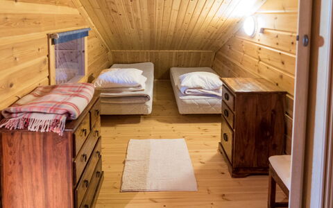 Pyryruka 1: Suelo, Cama, Piso, Diseño De Interiores, Habitación, Madera, Mueble, Techo, Habitación, Sábana