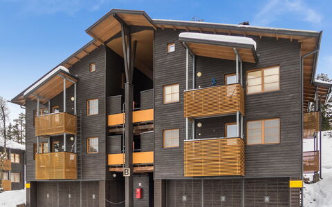 Karhunvartijan Linna B14: Fachada, Departamento, Diseño Urbano, Material Compuesto, Vía Muerta, Condominio, La Luz Del Día, Configuración Del Brutalist