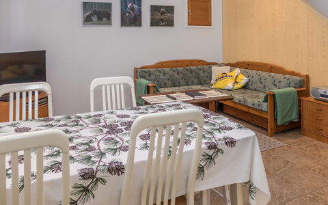 Karhunvartijan Linna B14: Mueble, Diseño De Interiores, Piso, Madera, Suelo, Habitación, Encendiendo, Mesa, Techo, Sofá