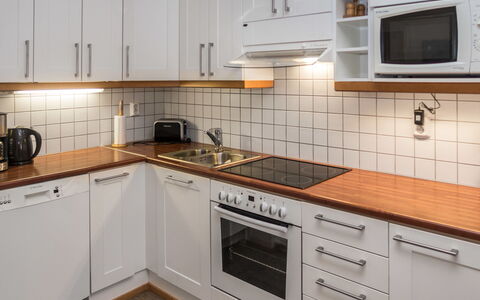 Karhunvartijan Linna B14: Cocina, Aparato De Cocina, Mostrador, Electrodoméstico, Gabinetes, Piso, Madera, Diseño De Interiores, Fregadero, Lavabo