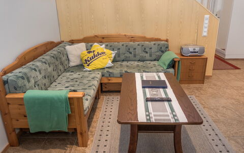 Karhunvartijan Linna B14: Mueble, Piso, Madera, Suelo, Diseño De Interiores, Sofá, Mesa, Habitación, Manchas De Madera, Sala