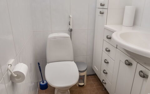 Karhunvartijan Linna B14: Asiento Del Baño, Baño, Baño, Arreglo De Tubería, Lavabo Del Baño, Lavabo, Blanco, Piso, Suelo, Diseño De Interiores