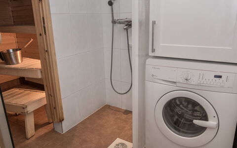 Karhunvartijan Linna B14: Piso, Suelo, Madera, Lavadora, Diseño De Interiores, Arreglo De Tubería, Cuarto De Lavado, Habitación, Secadora De Ropa, Plomería