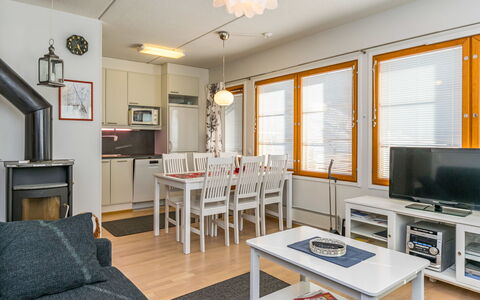 Karhunvartijan Kota B1: Mueble, Diseño De Interiores, Madera, Techo, Piso, Suelo, Habitación, Sala, Encendiendo, Departamento