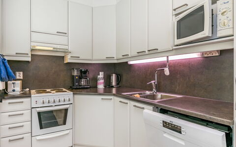 Karhunvartijan Kota B1: Aparato De Cocina, Cocina, Electrodoméstico, Mostrador, Diseño De Interiores, Electrodoméstico, Piso, Gabinetes, Estufa De Cocina, Mueble