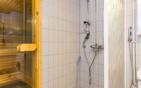 Karhunvartijan Kota B1: Arreglo De Tubería, Piso, Baño, Suelo, Diseño De Interiores, Alcachofa De La Ducha, Ducha, Plomería, Barra De La Ducha, Habitación