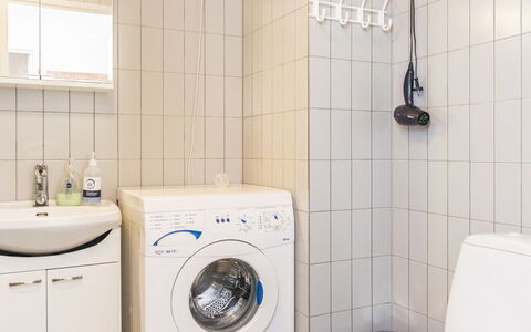 Karhunvartijan Kota B1: Lavadora, Arreglo De Tubería, Diseño De Interiores, Piso, Suelo, Lavabo, Baño, Secadora De Ropa, Grifo, Cuarto De Lavado