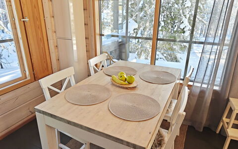 Ihtingin Koskikara: Mueble, Piso, Diseño De Interiores, Suelo, Madera, Mesa, Silla, Comedor, Cocina Y Comedor Mesa, Encendiendo